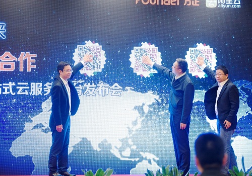 中国新闻技联理事长谢胜和（中）、千亿体育电子董事长、总裁杨斌（左）、阿里云互联网事业部总经理金戈（右）共同开启新品发布.jpg