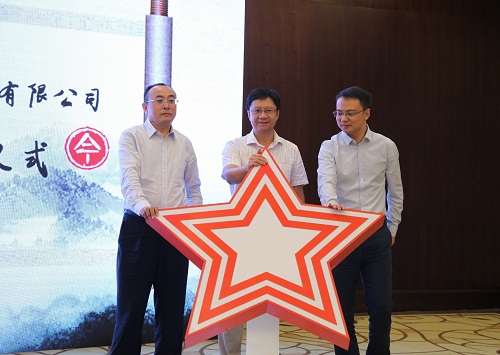 千亿体育电子总裁杨斌（中）、华为中国区企业BG广电媒资业务部副部长张宏中（右一）、千亿体育电子数字出版与教育业务部总经理刘长明（左一）共同发布融合云出版解决方案.jpg