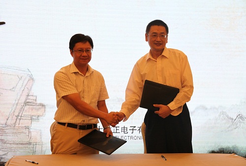 千亿体育电子总裁杨斌（左）、国家开放大学出版传媒集团总编辑、中央广播电视大学出版社总编辑任岩（右）代表双方签约.jpg